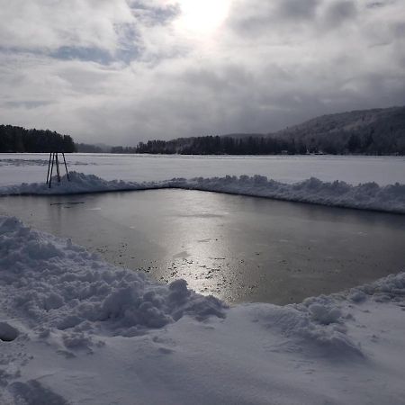 Le Nid doré sur le lac  Val des Monts Exterior foto